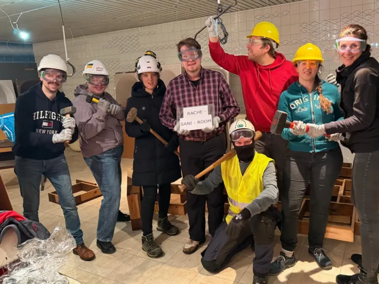 8 jci leden met helmen op onze zelf georganiseerde rageroom