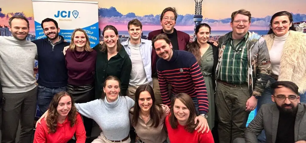 15 vrienden tussen 25 en 40 op een groepsfoto tijdens een vergadering